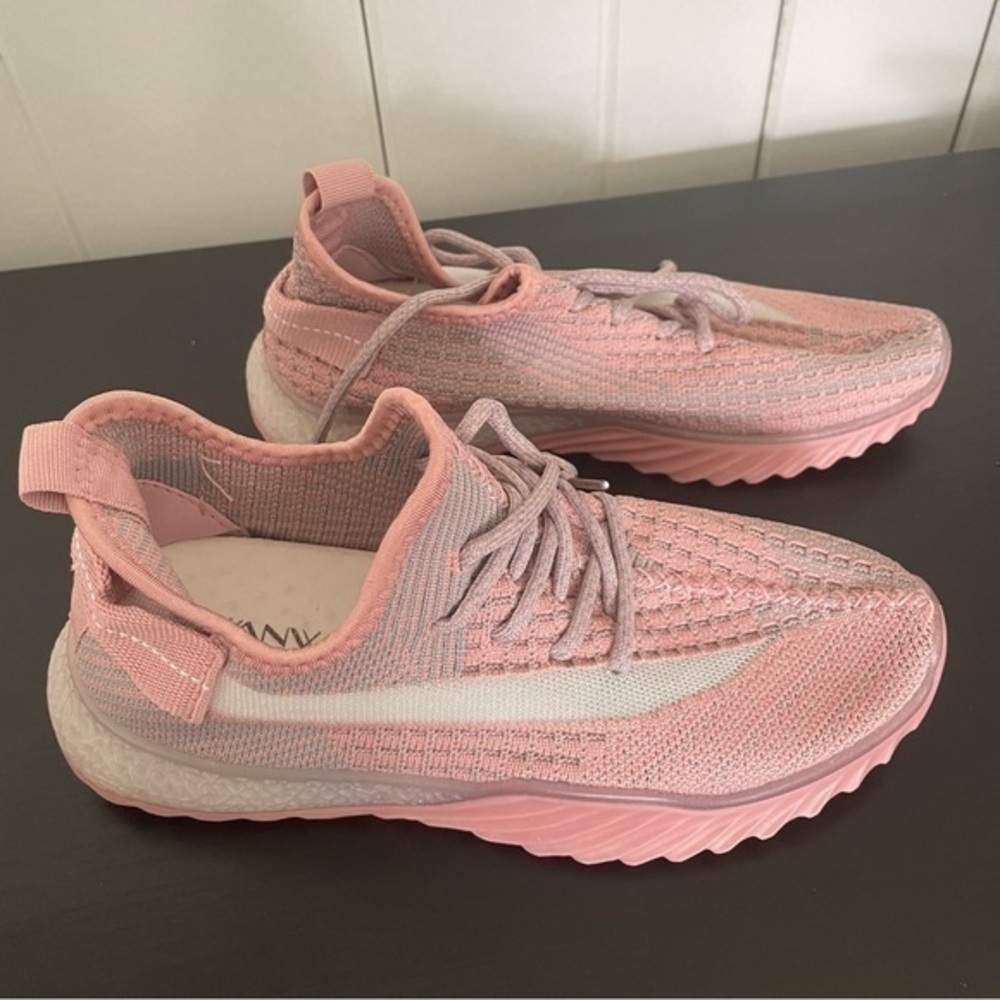 $15 SALE Pink Grey Women NWOT Lace Up Sneaker Size 40/8 Wanwo Never Worn Walk